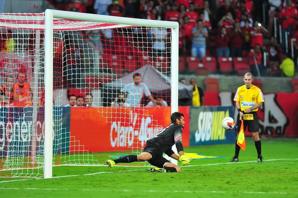 Alisson defende cobran&ccedil;a de Rodrigo e aumenta vantagem colorada