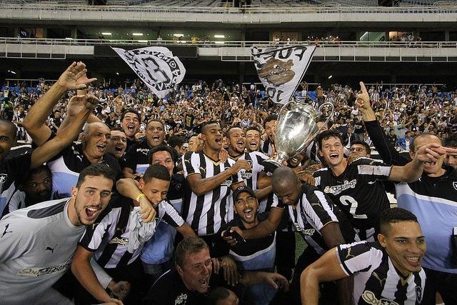 Botafogo comemora t&iacute;tulo da Ta&ccedil;a Guanabara com trof&eacute;u de 2010