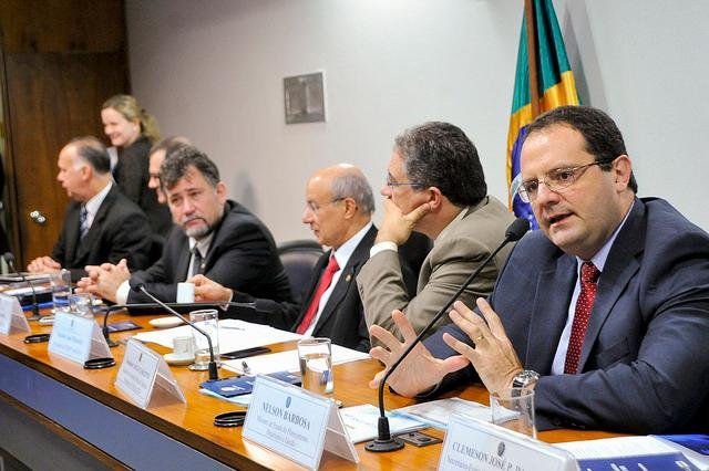 Nelson Barbosa (&agrave; direita) afirmou que medidas n&atilde;o s&atilde;o de ajuste fiscal