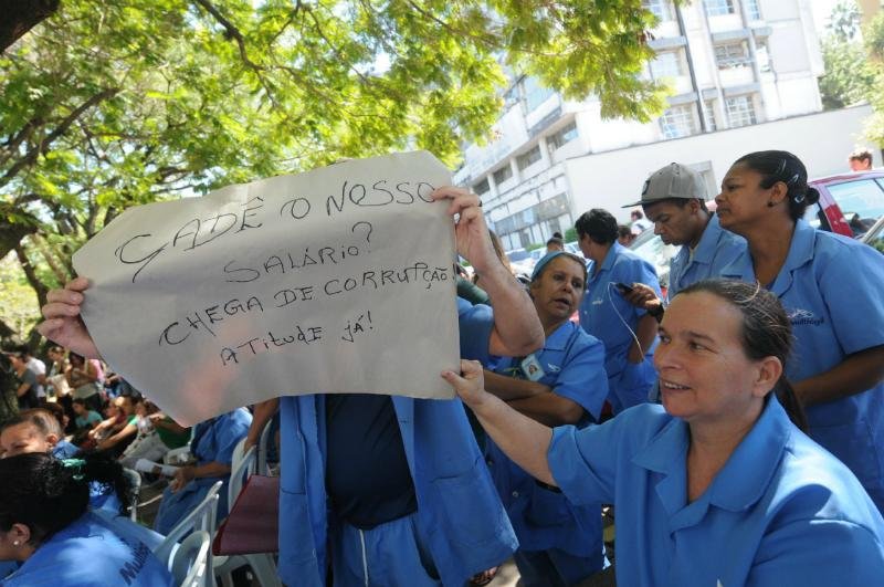Trabalhadores protestam contra atraso nos sal&aacute;rios