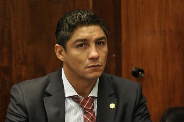 Ex-jogador desembarcou nesta quinta-feira e est&aacute; licenciado da Assembleia Legislativa