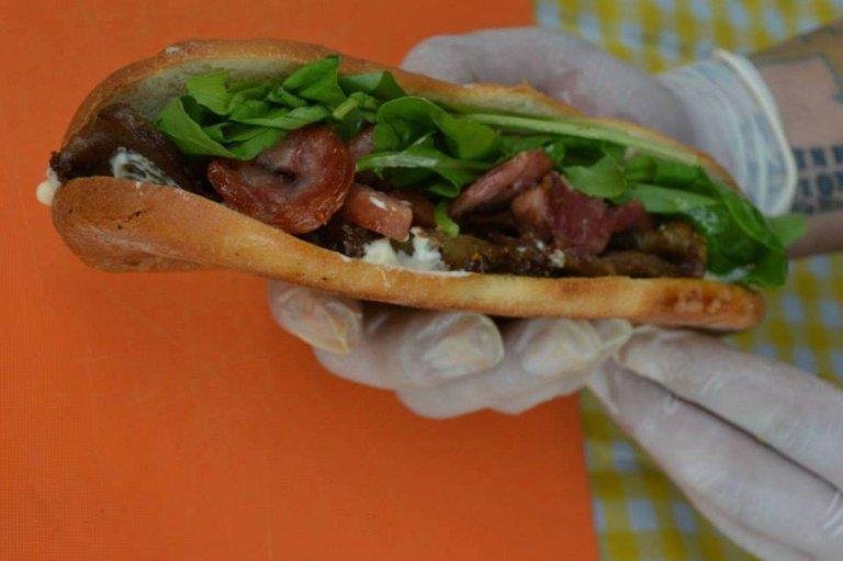 Evento vai reunir cinco chefs e bandas para animar o dia