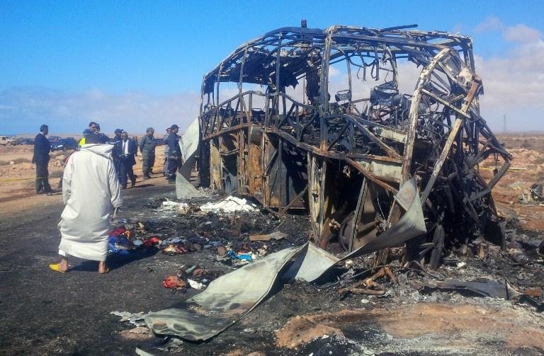 &Ocirc;nibus pegou fogo, ficando totalmente destru&iacute;do
