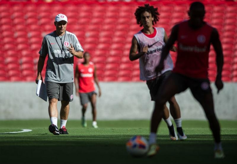 Treino de bola parada indica time misto contra Brasil de Pelotas 