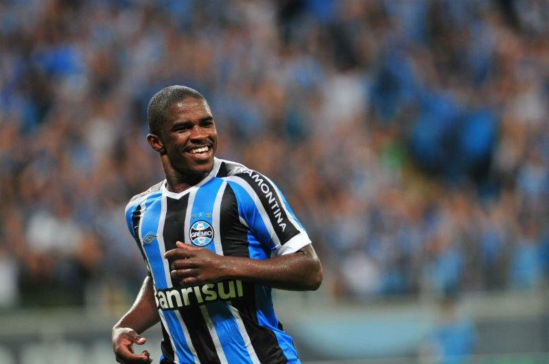 Romildo entra na onda de Felip&atilde;o e promete aumento a Mamute