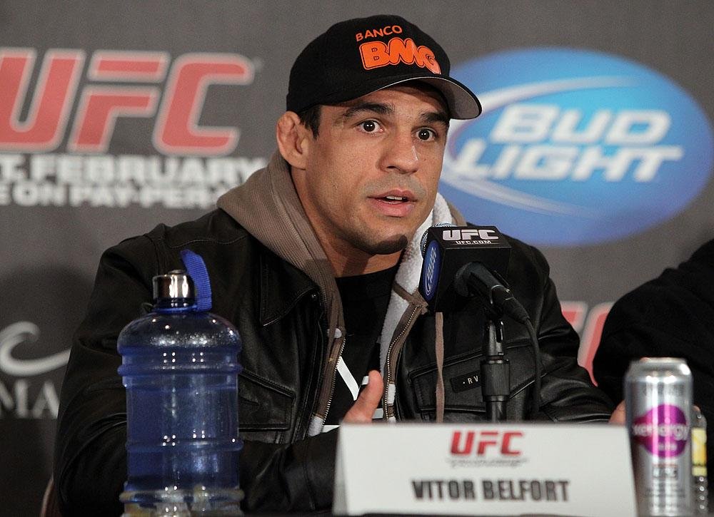 Brasileiro encara o atual campe&atilde;o dos m&eacute;dios pelo t&iacute;tulo no UFC 187, em Las Vegas, 23 de maio