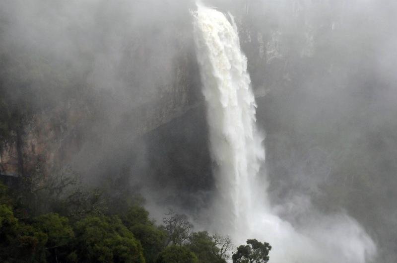 Com uma queda d&rsquo;&aacute;gua de 131 metros, a cascata est&aacute; entre os dez atrativos mais visitados no Rio Grande do Sul