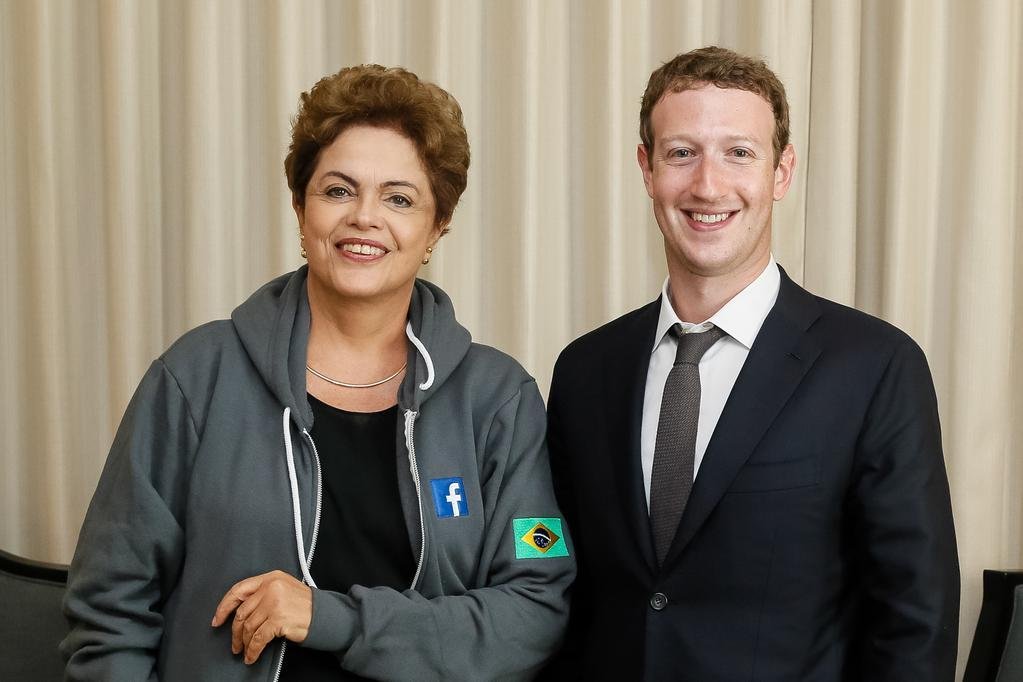 Presidente recebeu jaqueta do Facebook entre eventos da 7&ordf; C&uacute;pula das Am&eacute;ricas
