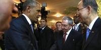 Obama e Raúl Castro apertam as mãos em encontro histórico