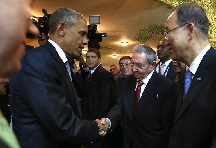 Obama e Ra&uacute;l Castro apertam as m&atilde;os em encontro hist&oacute;rico