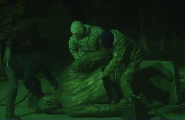 Monumentos foram desmontados por jovens encapuzados