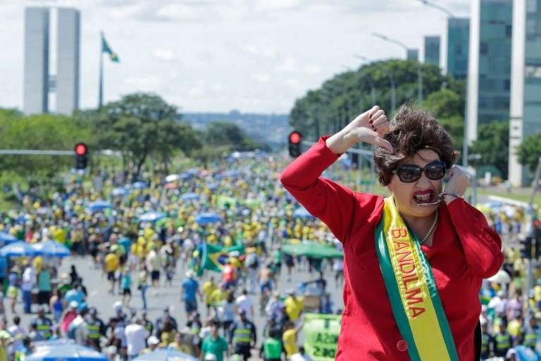 Manifestantes ocupam Esplanada em Bras&iacute;lia em protesto contra governo