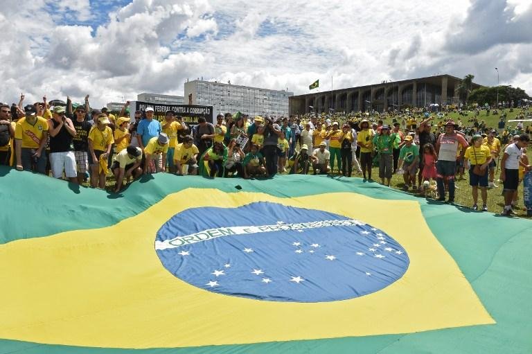 Grupos contr&aacute;rio e favor&aacute;vel &agrave; interven&ccedil;&atilde;o militar se enfrentam em Bras&iacute;lia