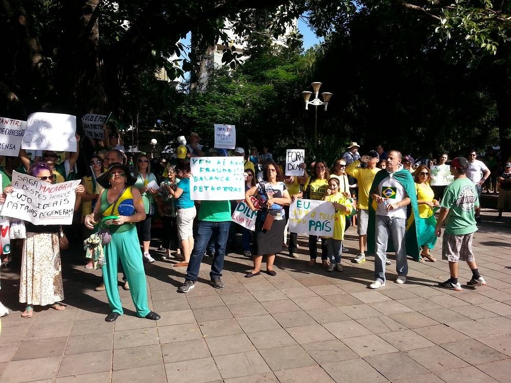 Santa Maria realiza manifesta&ccedil;&atilde;o contr&aacute;ria &agrave; corrup&ccedil;&atilde;o e ao governo Dilma 