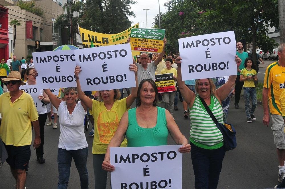 Milhares protestam contra o governo em Porto Alegre