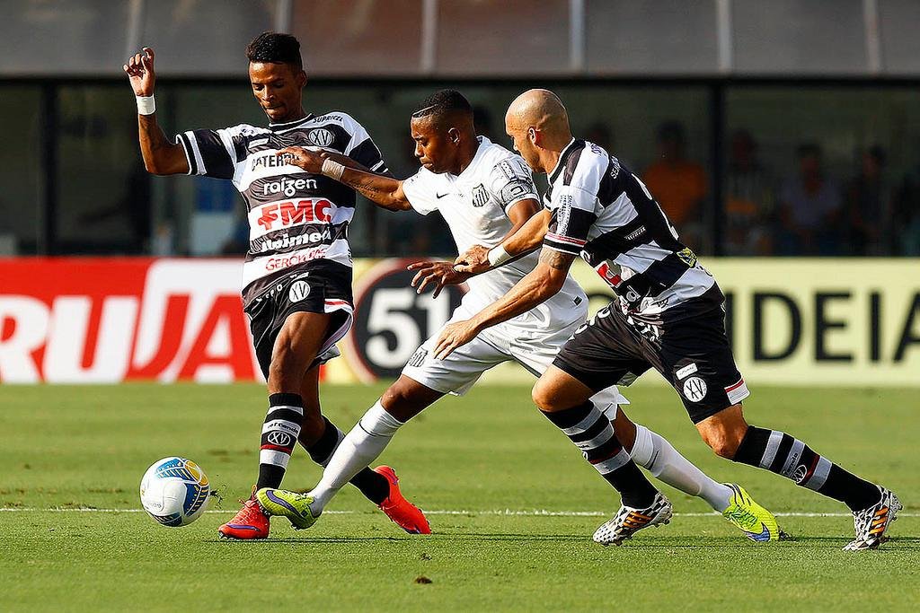 Robinho foi jogador decisivo na partida  