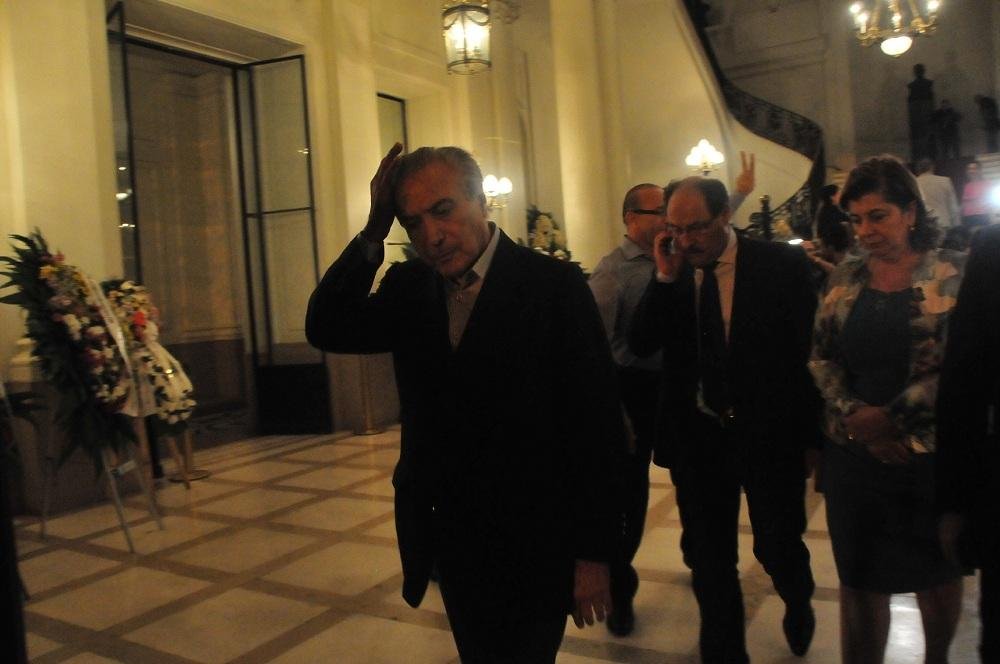 Michel Temmer e Ivo Sartori compareceram ao vel&oacute;rio no Pal&aacute;cio Piratini 