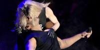 Madonna rouba beijo do rapper Drake durante apresentação no encerramento do Coachella 