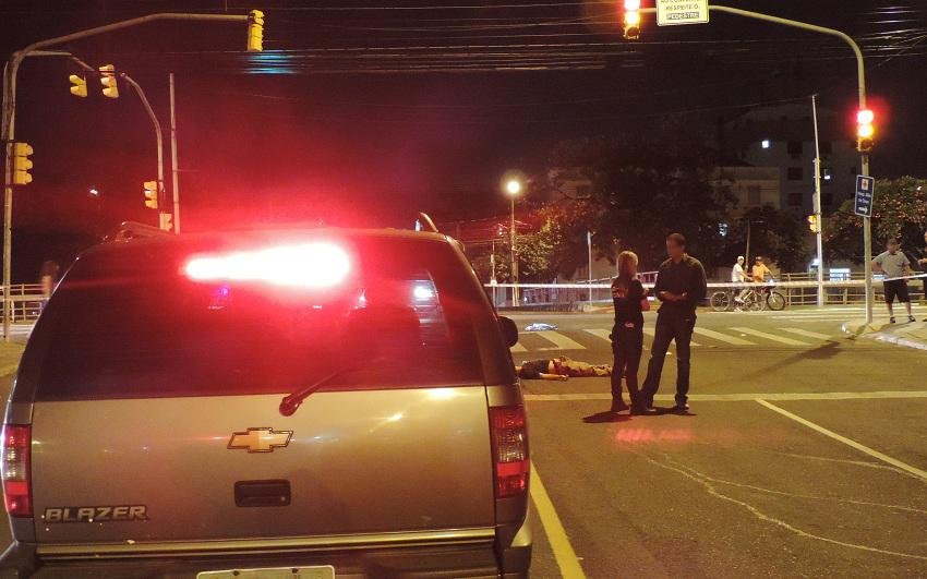 Dupla em motocicleta fez abordagem perto de supermercado no Menino Deus