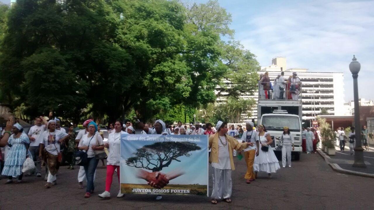 Protesto de religiosos de matriz africana complica tr&acirc;nsito em Porto Alegre