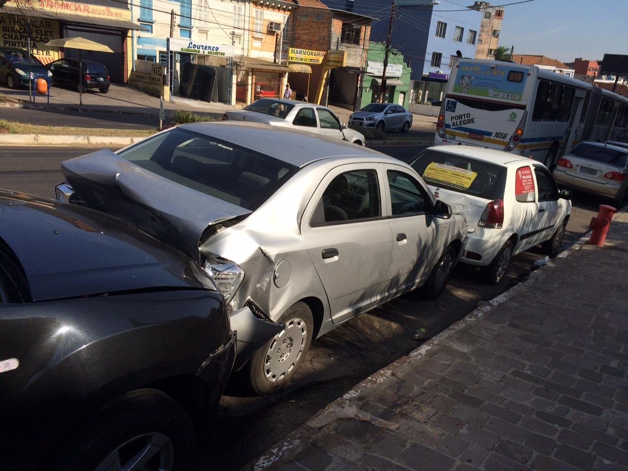 Acidente entre &ocirc;nibus e tr&ecirc;s carros causa danos materiais em Porto Alegre 