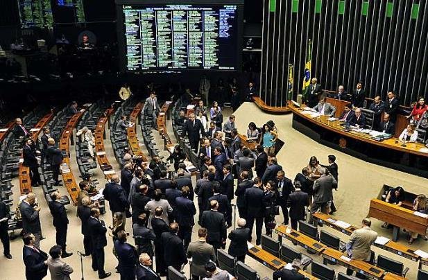 Projeto de lei que regulamenta a terceiriza&ccedil;&atilde;o foi aprovado pela C&acirc;mara