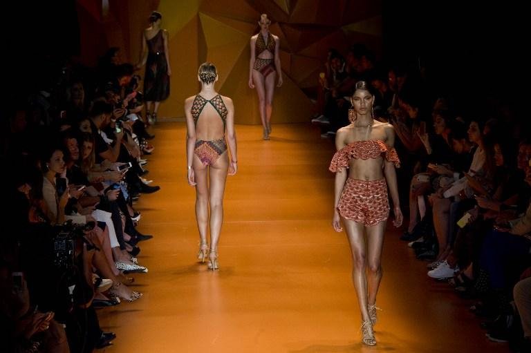 Os biqu&iacute;nis da &Aacute;gua de Coco traziam detalhes de rendas feitas por artes&atilde;s do Cear&aacute;