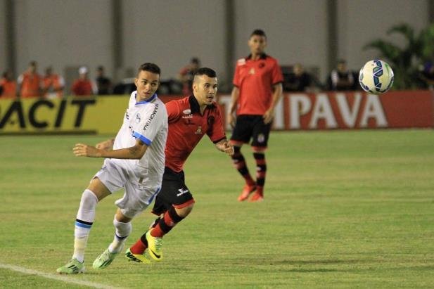 Na primeira partida, na Para&iacute;ba, o Gr&ecirc;mio venceu por 2 a 1