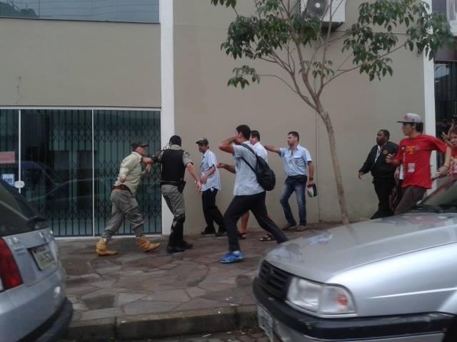 Homem agride funcion&aacute;rio da Carris que participava de protesto 