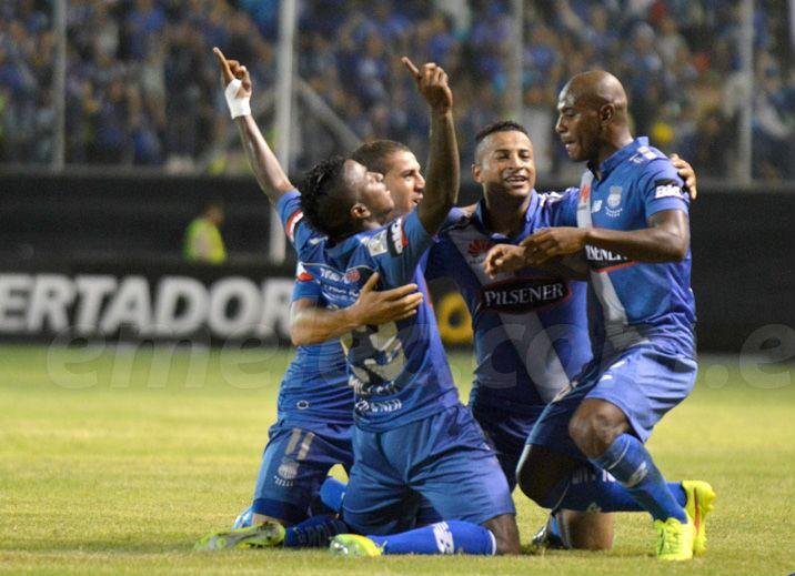 Na primeira partida da fase de grupos, o Emelec venceu por 3 a 0 o The Strongest