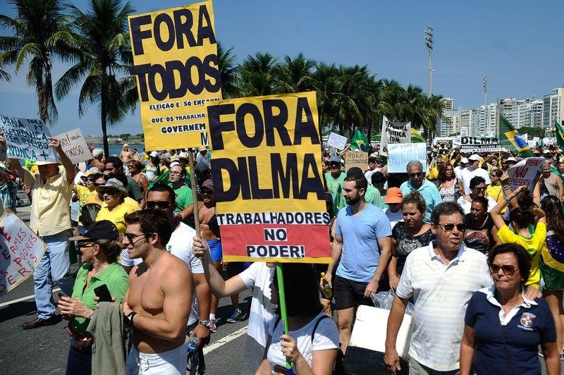 Grupos anti-Dilma racham por diverg&ecirc;ncia sobre pedido de impeachment 