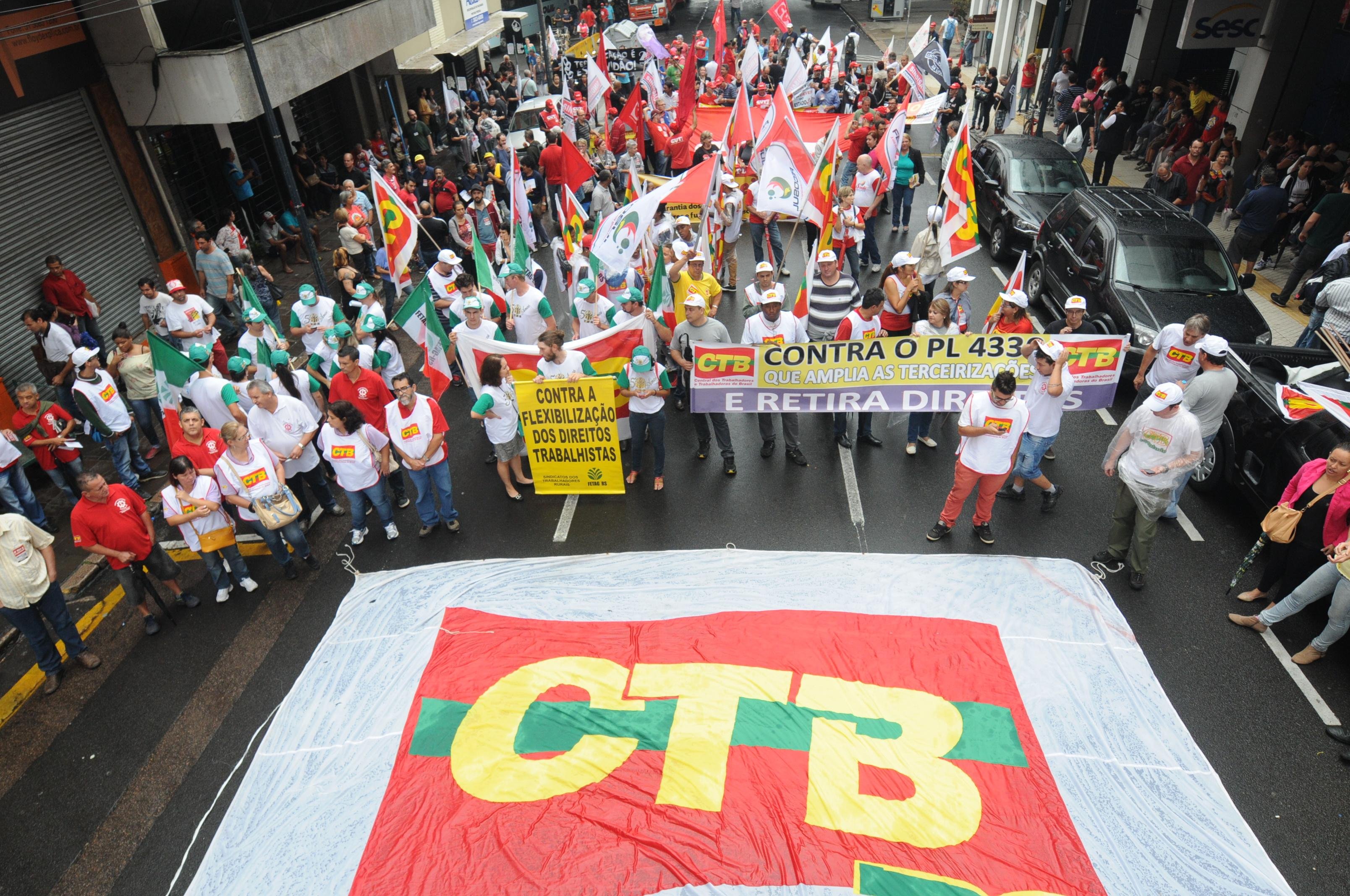 Manifestantes caminharam pelo Centro de Porto Alegre nesta quarta