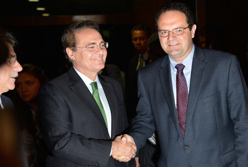 Presidente do Congresso, senador Renan Calheiros, recebe do ministro do Planejamento, Nelson Barbosa, o projeto de Lei de Diretrizes Or&ccedil;ament&aacute;rias para 2016 