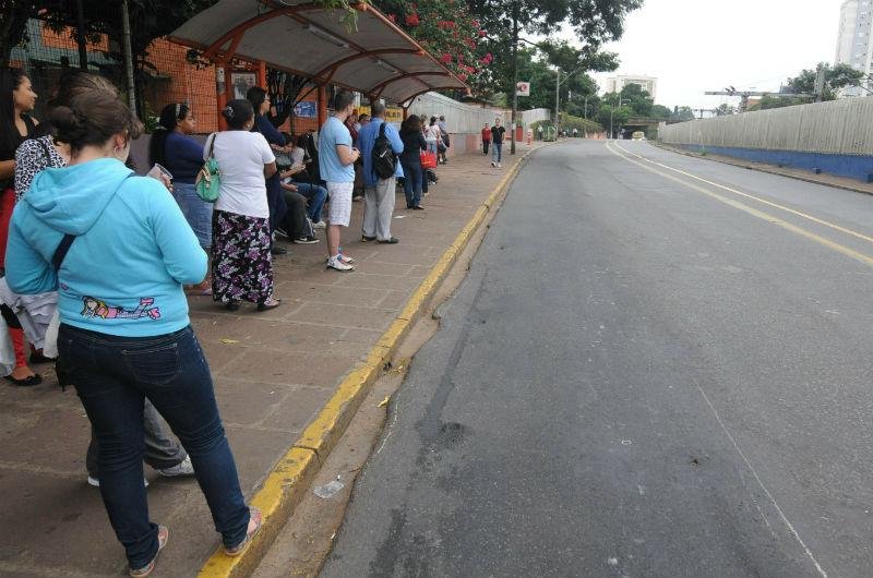 Paralisa&ccedil;&atilde;o difuculta deslocamento de trabalhadores em hor&aacute;rios de pico