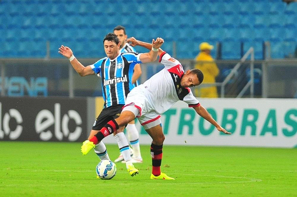 Giuliano se movimentou constantemente e deu op&ccedil;&otilde;es de jogada durante os noventa minutos