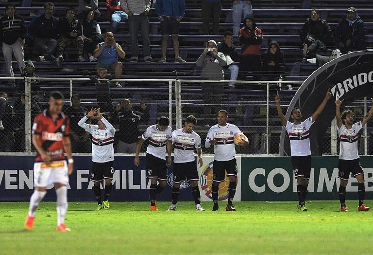 Michel Bastos deu duas assist&ecirc;ncias e foi decisivo no triunfo paulista