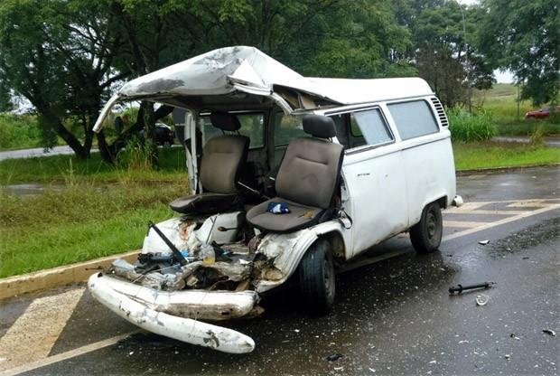 Kombi tem frente arrancada por caminh&atilde;o em Lajeado