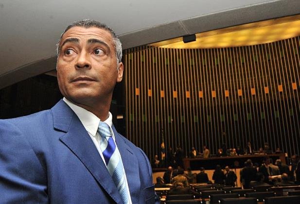 Ex-atacante e atual senador lamentou continuidade da linha de comando dentro da CBF 