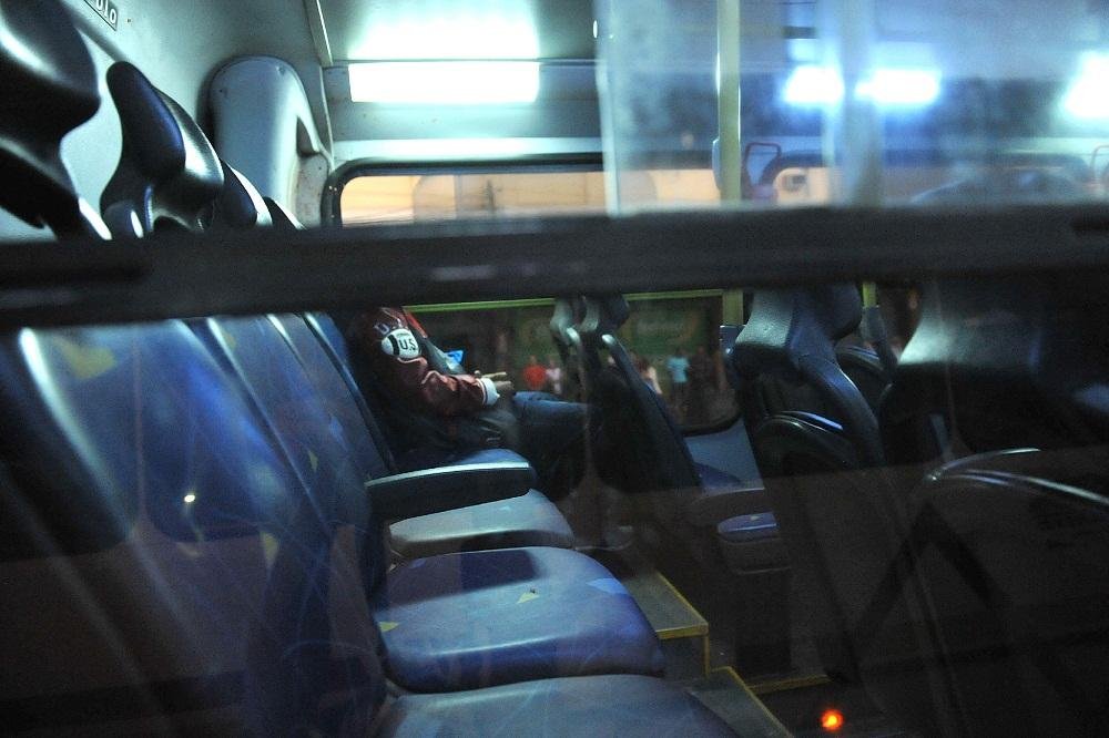 Homem &eacute; executado dentro de &ocirc;nibus em Porto Alegre 