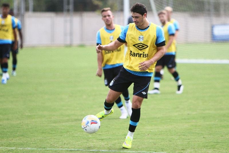 Gr&ecirc;mio treina bola parada defensiva com tr&ecirc;s zagueiros 