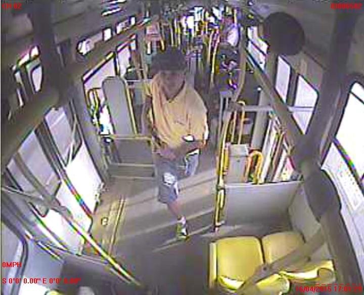 Pol&iacute;cia procura o homem de camisa amarela e bon&eacute;