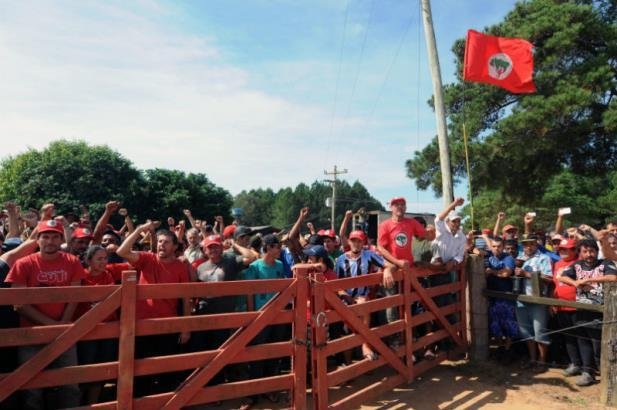 Aproximadamente 2 mil pessoas est&atilde;o acampadas em uma fazenda de 7,2 mil hectares em Tapes