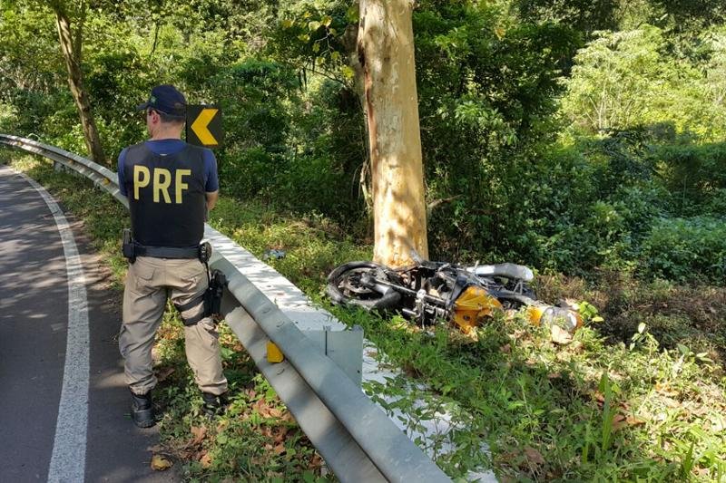 V&iacute;tima deslizou na pista e atravessou defesa met&aacute;lica