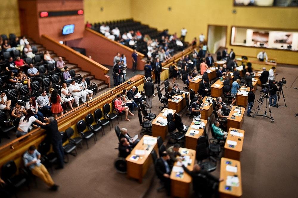 C&acirc;mara analisa projeto que troca estagi&aacute;rios por CC em gabinetes