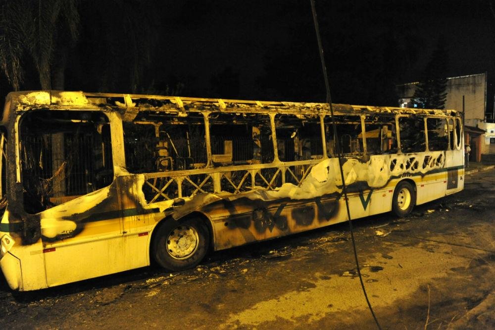 Grupo incendeia &ocirc;nibus na zona Leste da Capital