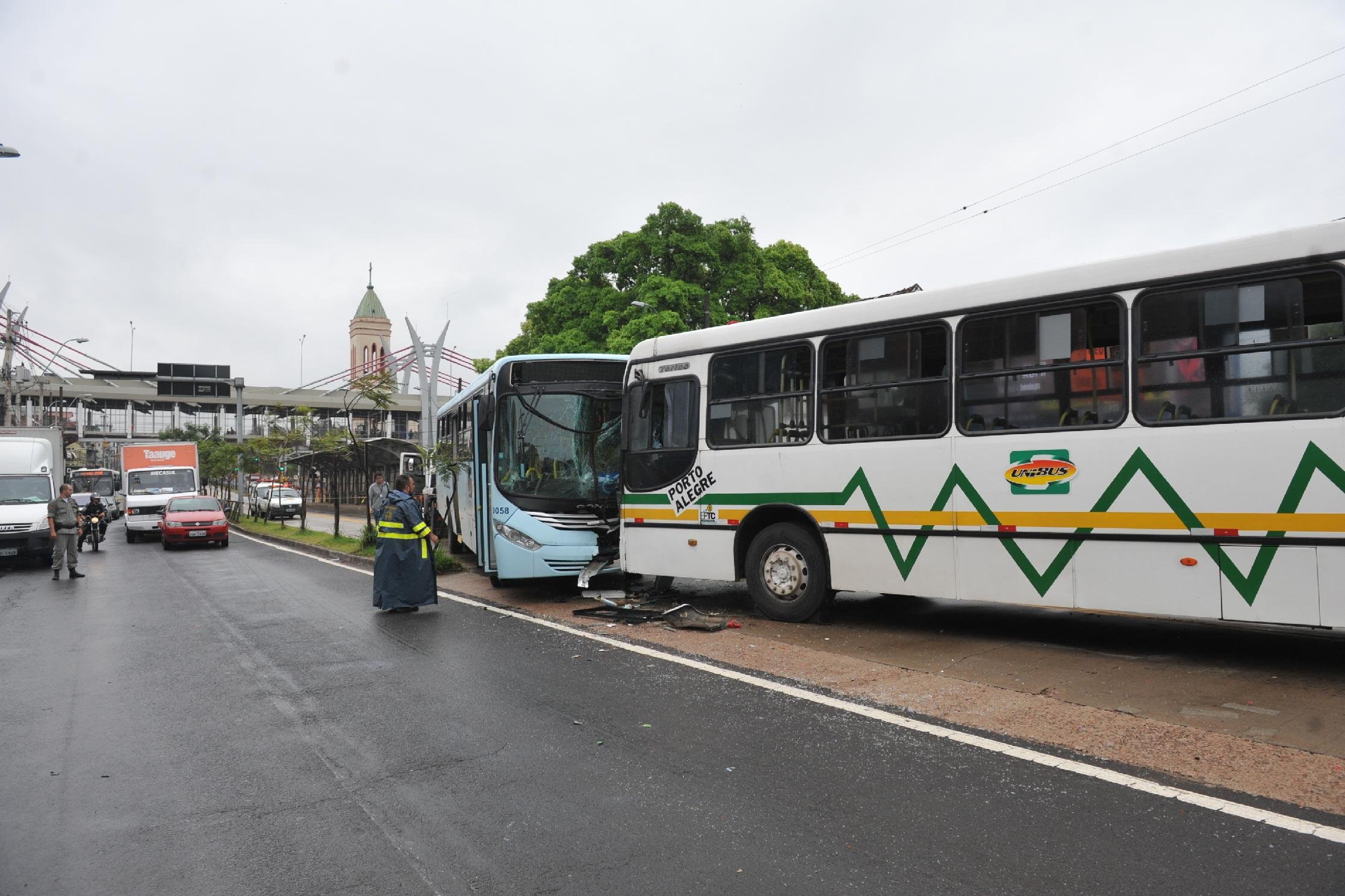 Este foi o segundo acidente envolvendo coletivos nesta segunda-feira