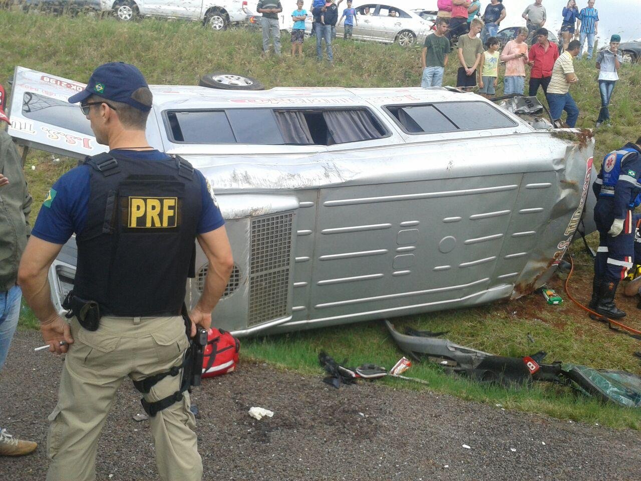 Tr&acirc;nsito est&aacute; interrompido no local em ambos os sentidos