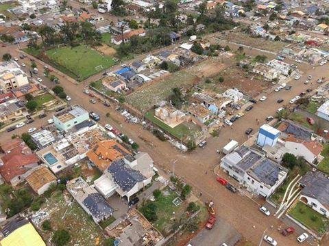 S&atilde;o 2,5 mil resid&ecirc;ncias e cerca de 10 mil pessoas atingidas, sendo registrados dois &oacute;bitos e 120 feridos