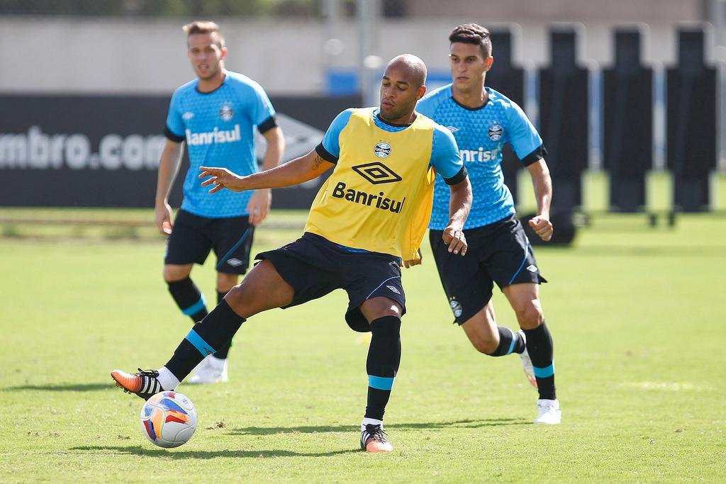 Sem trio de meias, Felip&atilde;o n&atilde;o d&aacute; pistas de time em treino do Gr&ecirc;mio