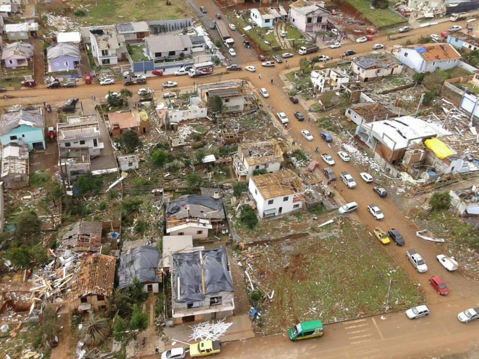 Passagem de tornado pela cidade provocou a morte de duas pessoas